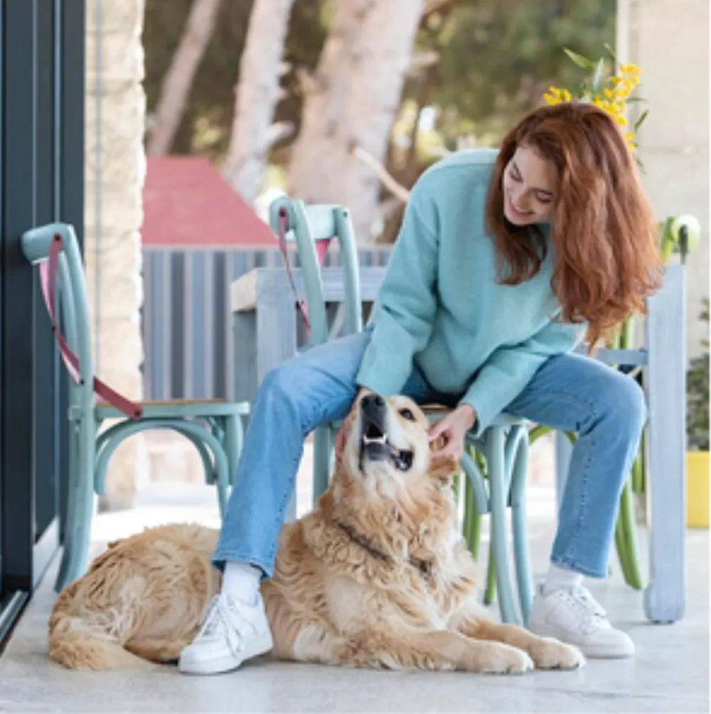 Huésped con su perro en la terraza